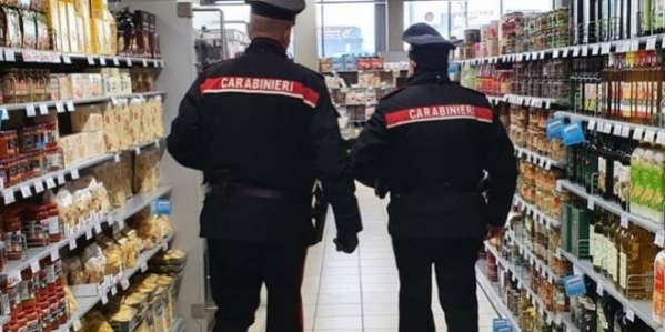 3_carabinieri_supermercato.jpg