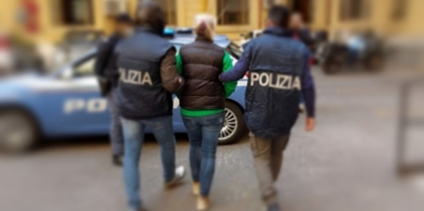 7_polizia_arresto_donna_sfocata.jpeg