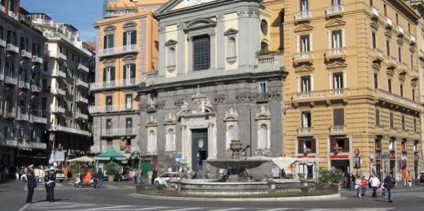 napoli_piazza_trieste_e_trento.jpg