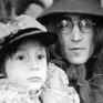 john_lennon_con_il_figlio_julian.jpg